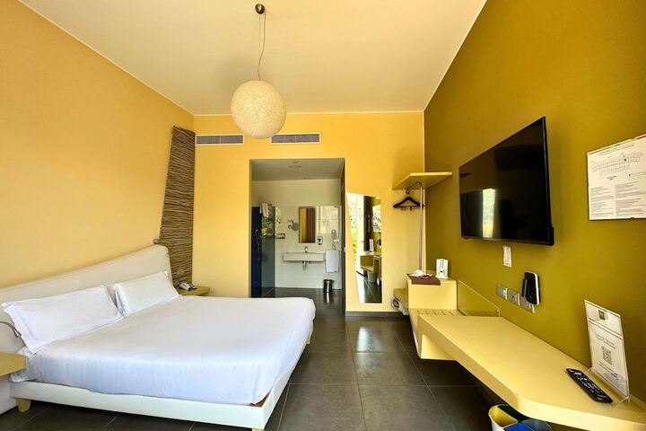 Room 28 of 153