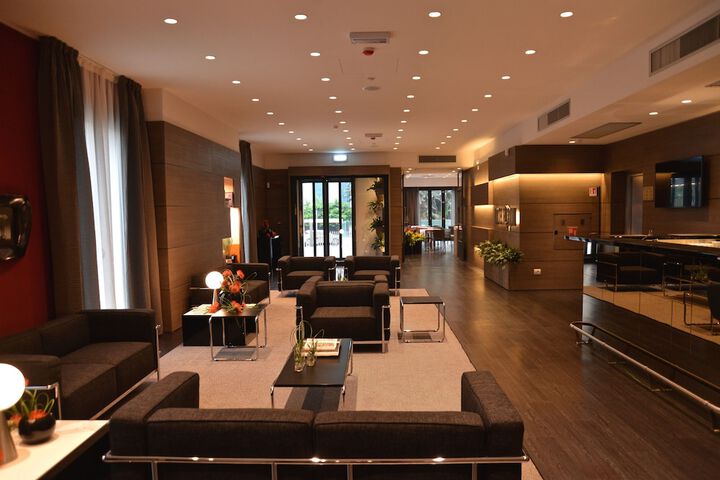 Business Center 38 of 49