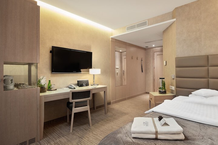 Room 6 of 46