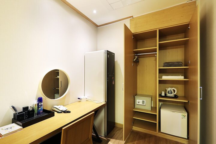 Room 29 of 90