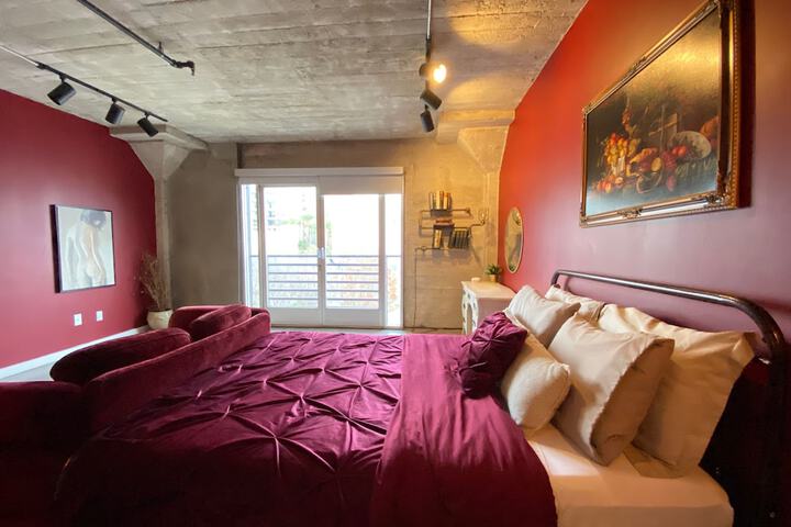Room 33 of 108