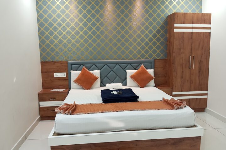 Room 6 of 14