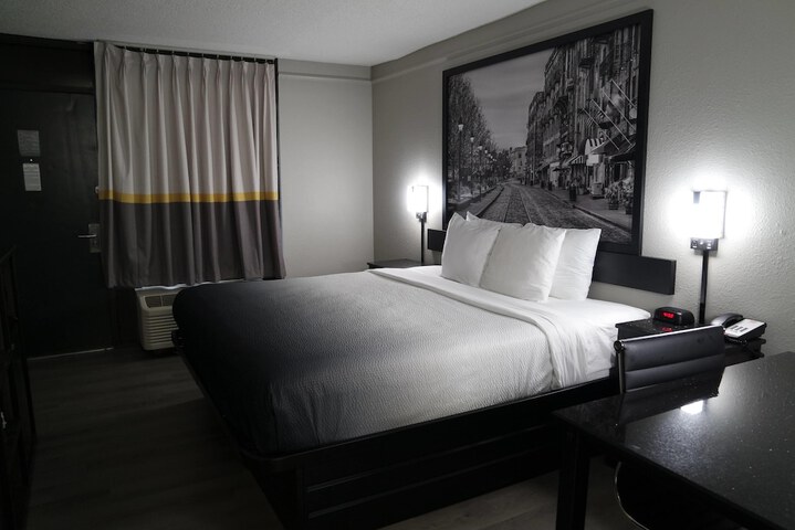Room 11 of 32