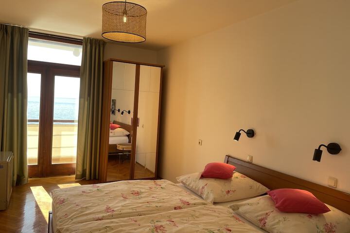 Room 6 of 70