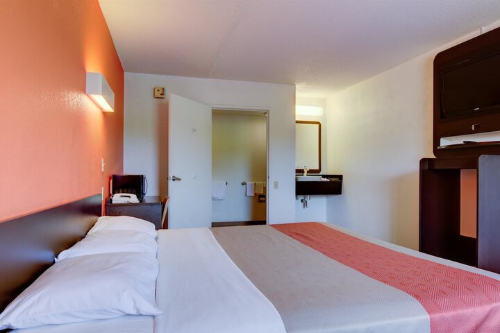 1 King Bed (12 of 15)