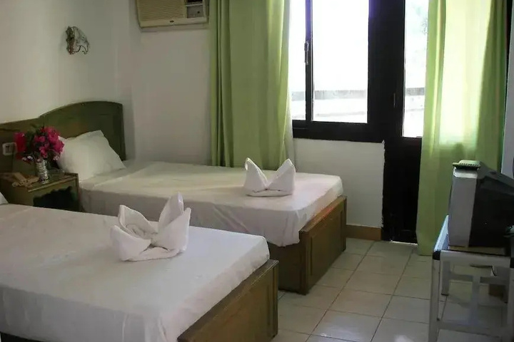 Room 4 of 16