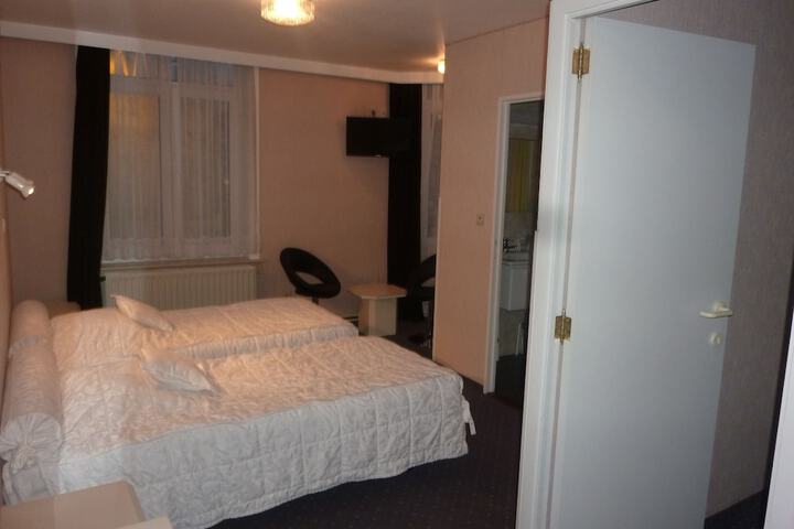 Room 6 of 31