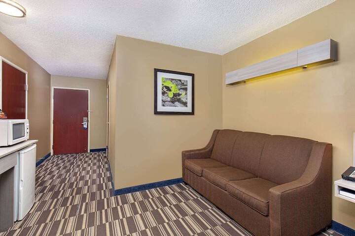 1 Queen Bed (10 of 27)