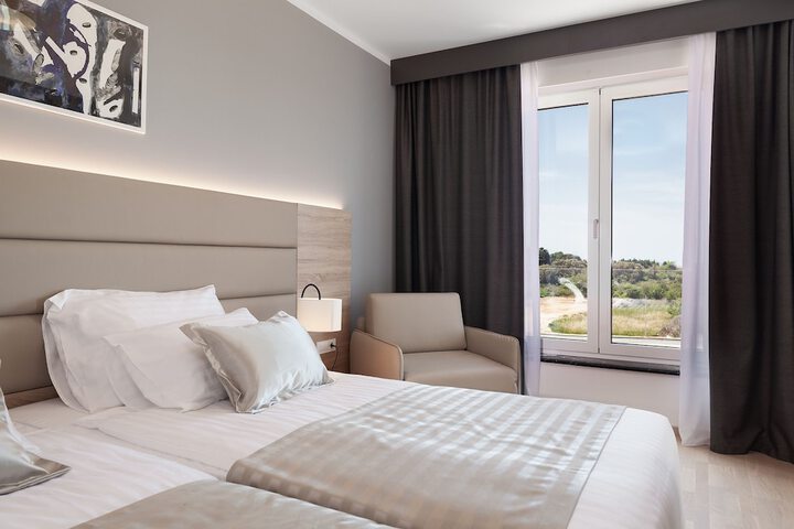 Room 4 of 27