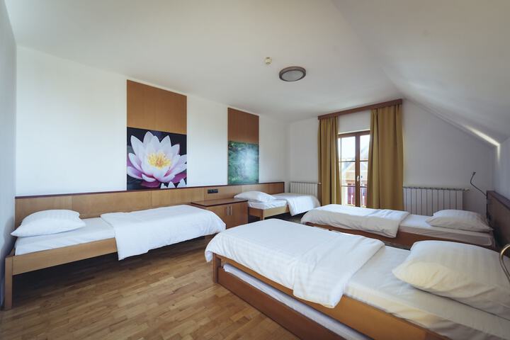 Room 16 of 136