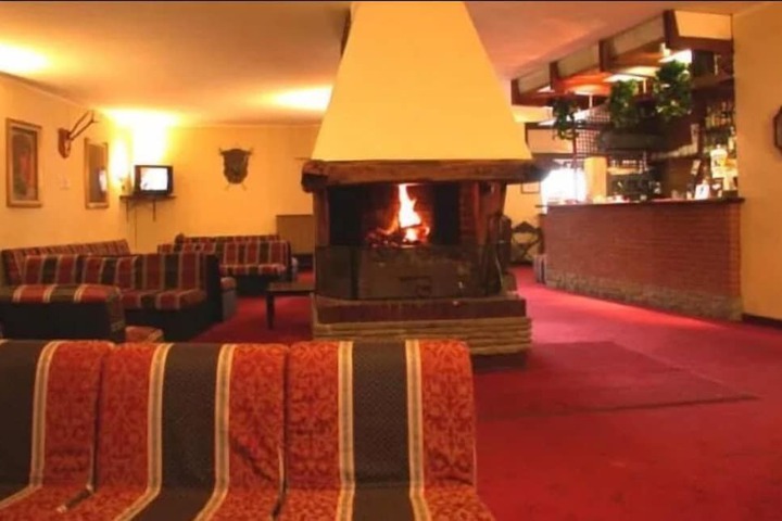 Lounge 36 of 39