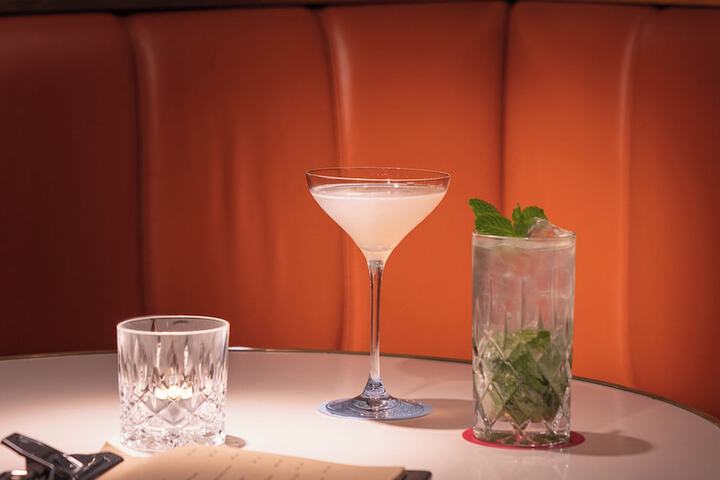 Lounge 63 of 82