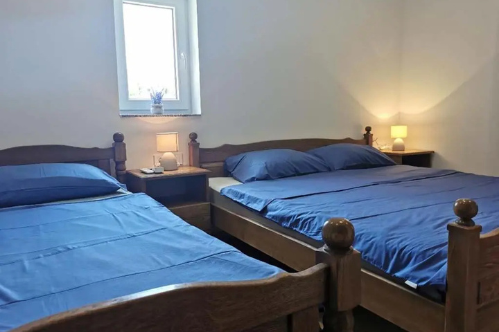 Room 4 of 9