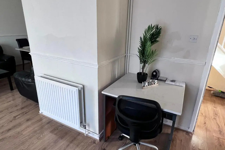 Room 5 of 8