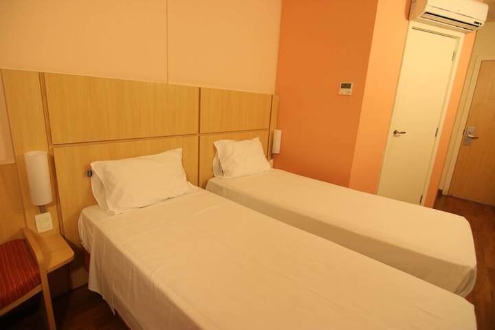 Room 7 of 32