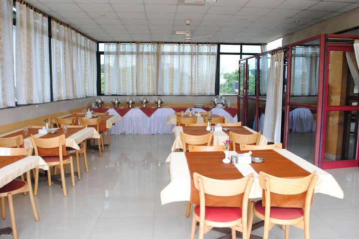 Dining 16 of 26