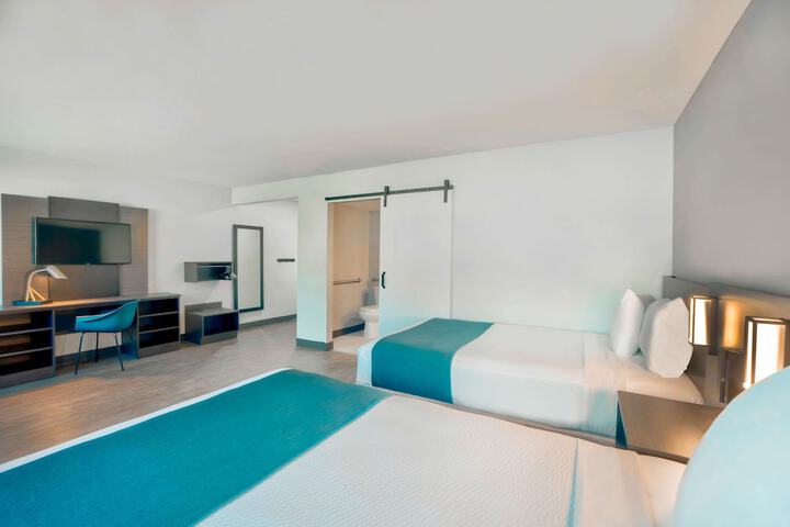 1 Queen Bed (8 of 9)