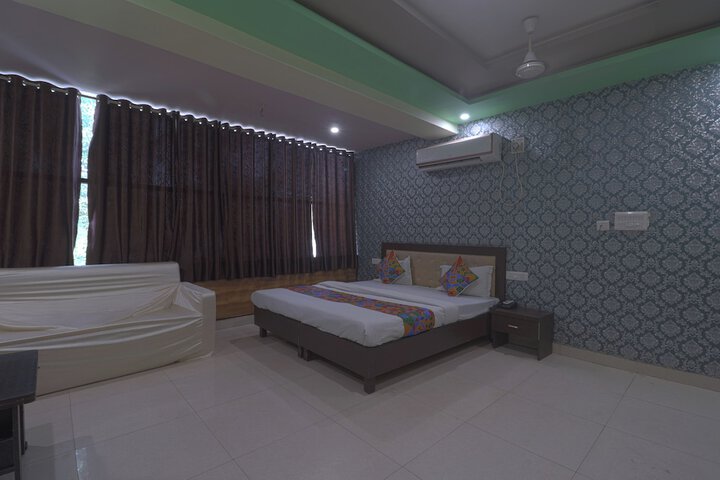 Room 4 of 16