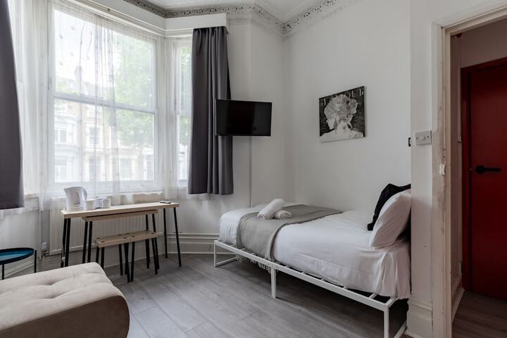 Room 44 of 146