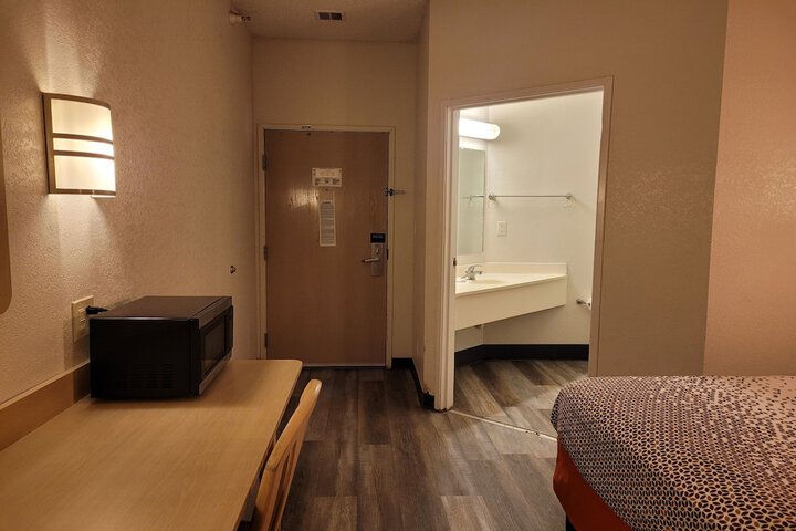 1 Double Bed Accessible (6 of 40)