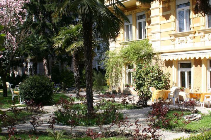 Hotel Exterior 39 of 48