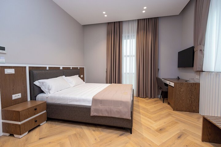 Room 2 of 33
