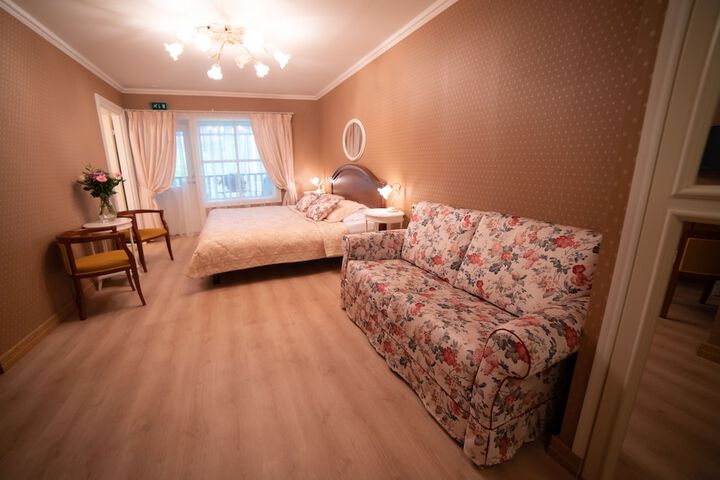 Room 6 of 37