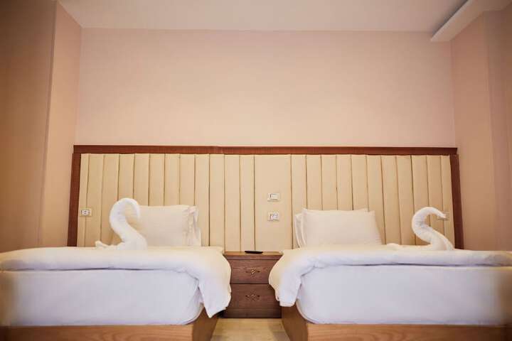 Room 6 of 193