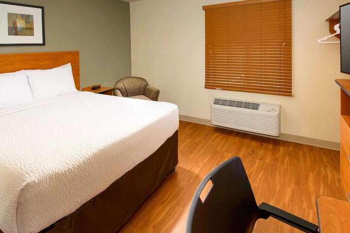 1 Queen Bed (4 of 11)