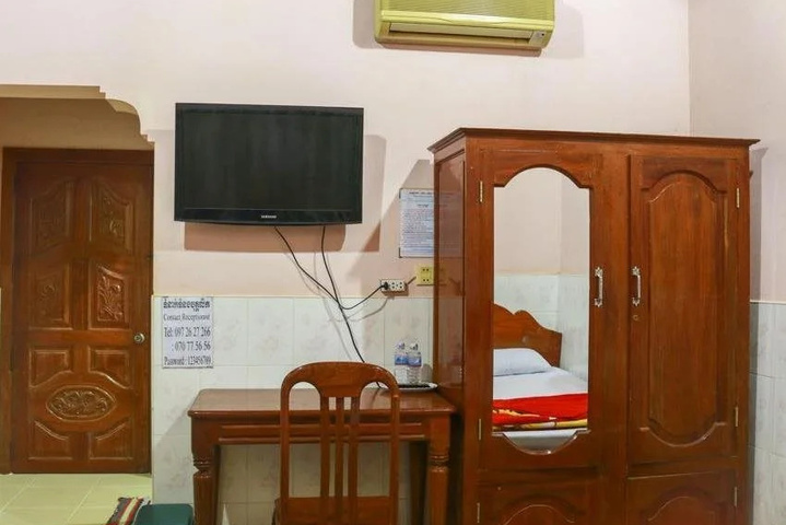 Room 6 of 12