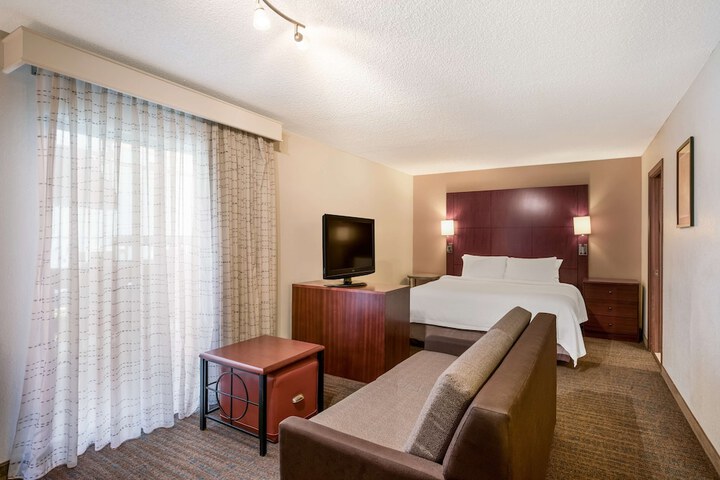 Accessible Suite King Bed Mobility Accessible Bathtb Sofa Bed Fullkt Full Breakfast (24 of 41)