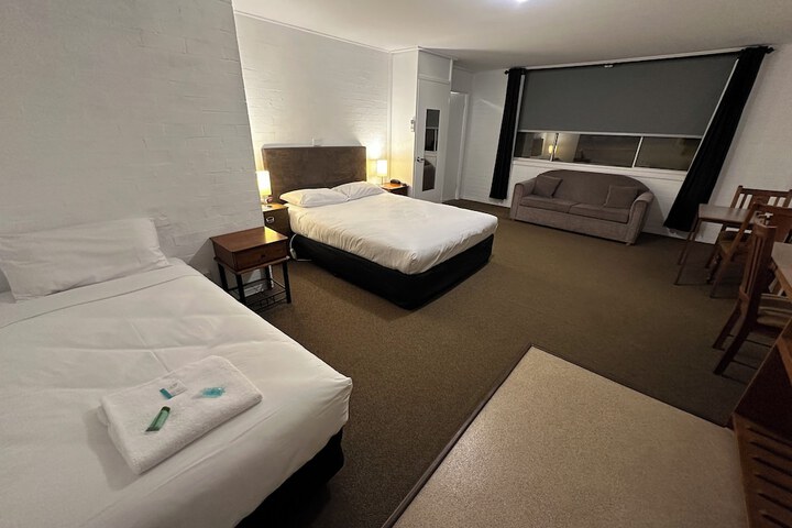 Room 3 of 27
