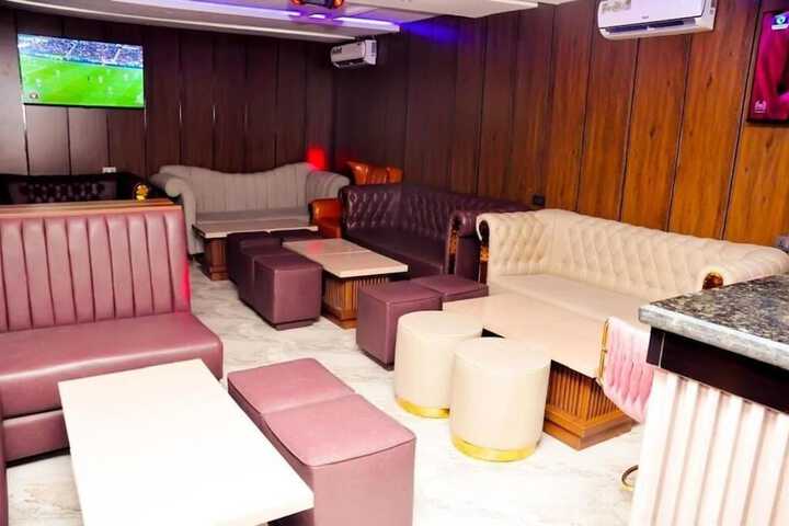 Lounge 11 of 13