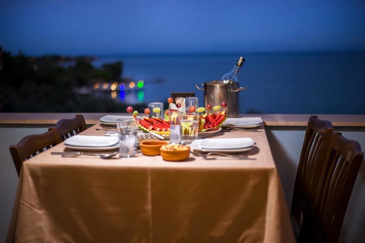 Dining 7 of 24