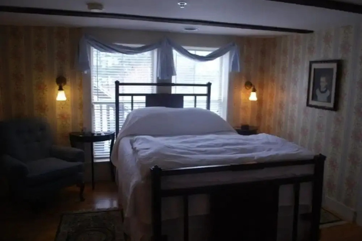 Room 4 of 6