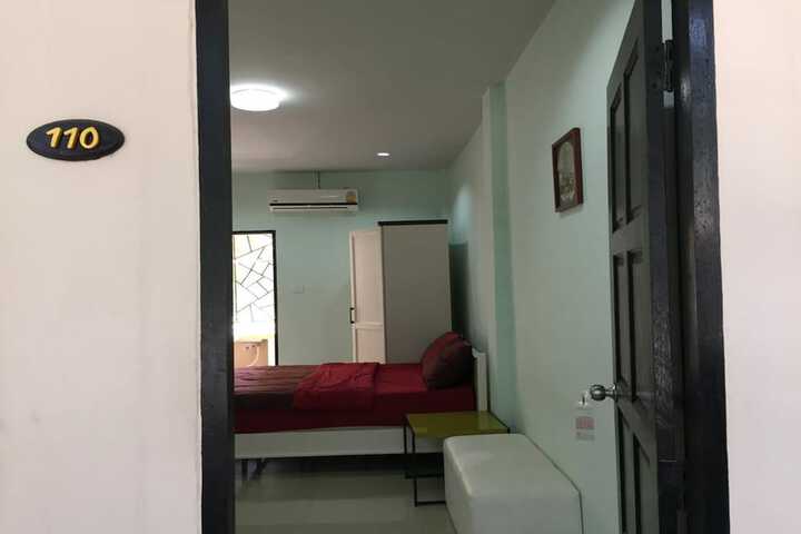 Room 4 of 195
