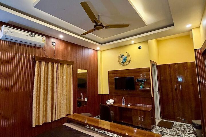 Room 2 of 8