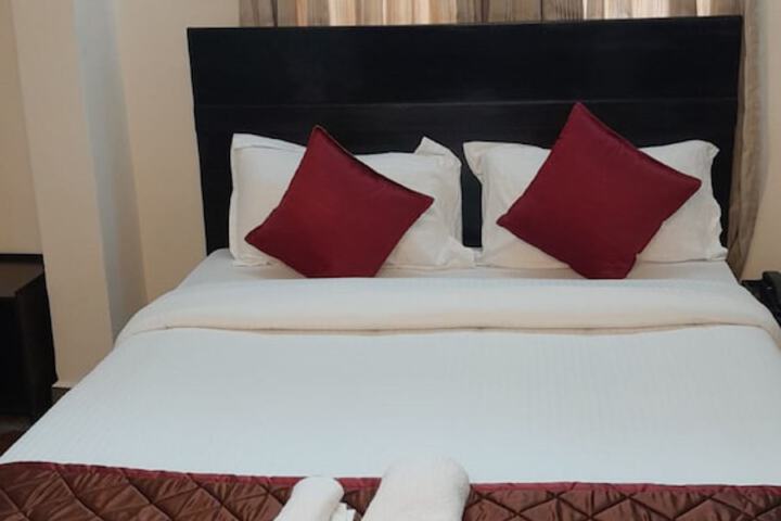 Room 5 of 18