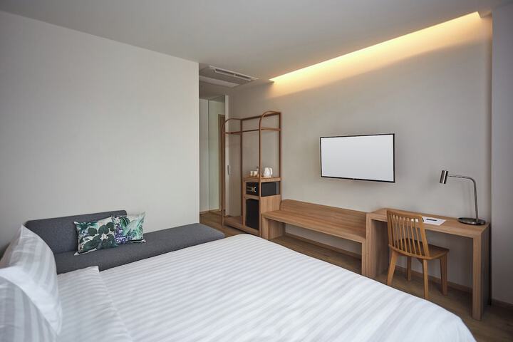 Room 16 of 37