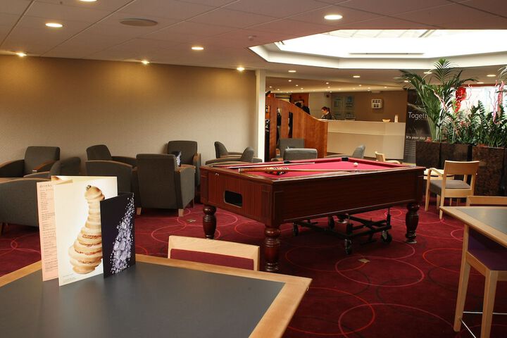 Lounge 53 of 66