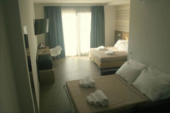 Room 7 of 33