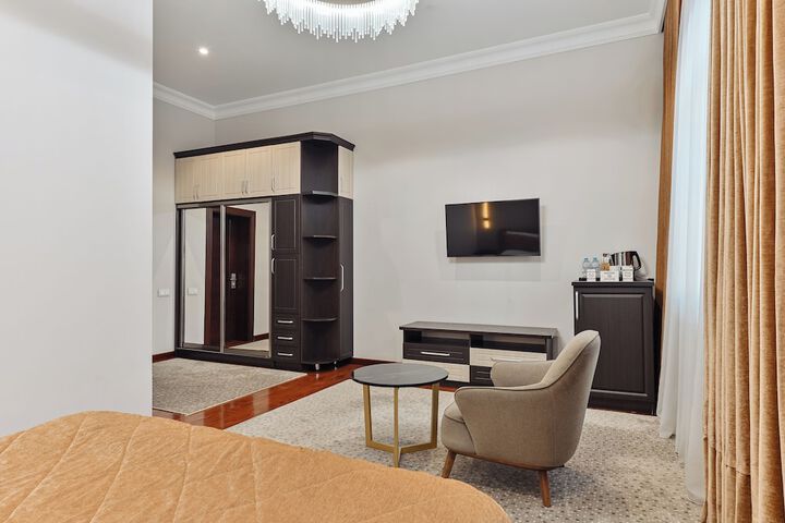 Room 6 of 67
