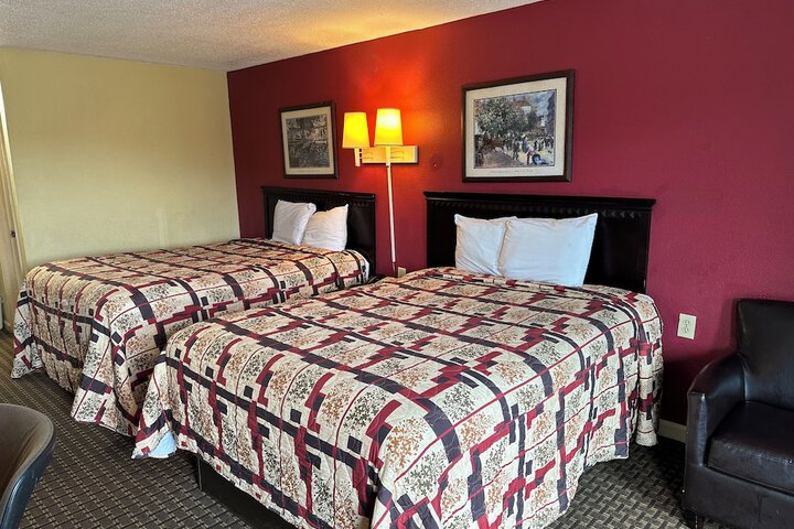 2 Queen Beds (6 of 17)