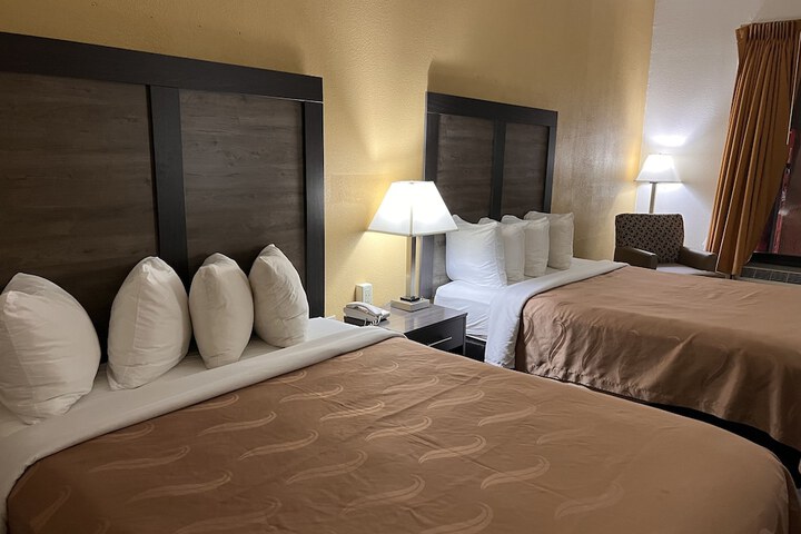 2 Queen Beds (6 of 12)