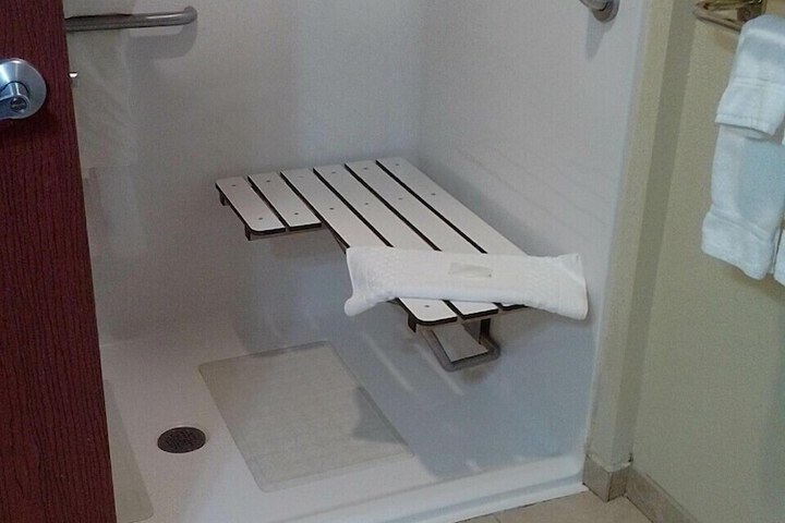 Accessible 1 King Accessible Roll in Shower Microwave and Refrigerator WiFi Continental Breakfast (1 of 6)