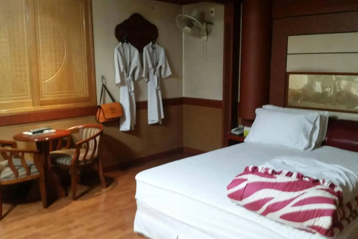 Room 3 of 9