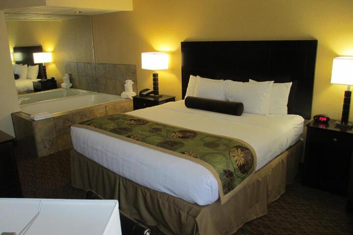 1 King Bed Microwave, Refrigerator WiFi Full Breakfast (3 of 11)