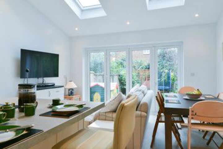 Enchanting Earlsfield Home by Wimbledon Park
