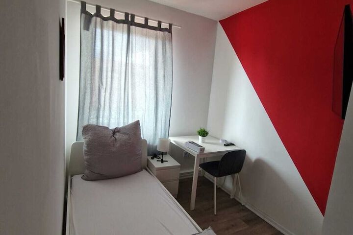 Room 8 of 10