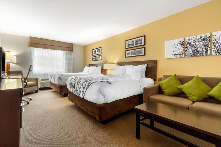 2 Queen Beds (13 of 15)